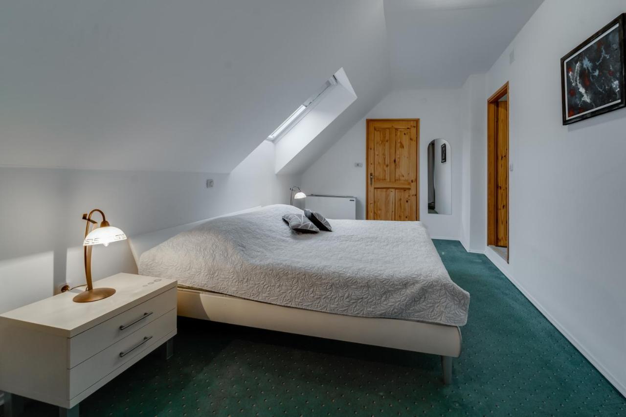 Fužine Sobe "Ela" Bed & Breakfast エクステリア 写真